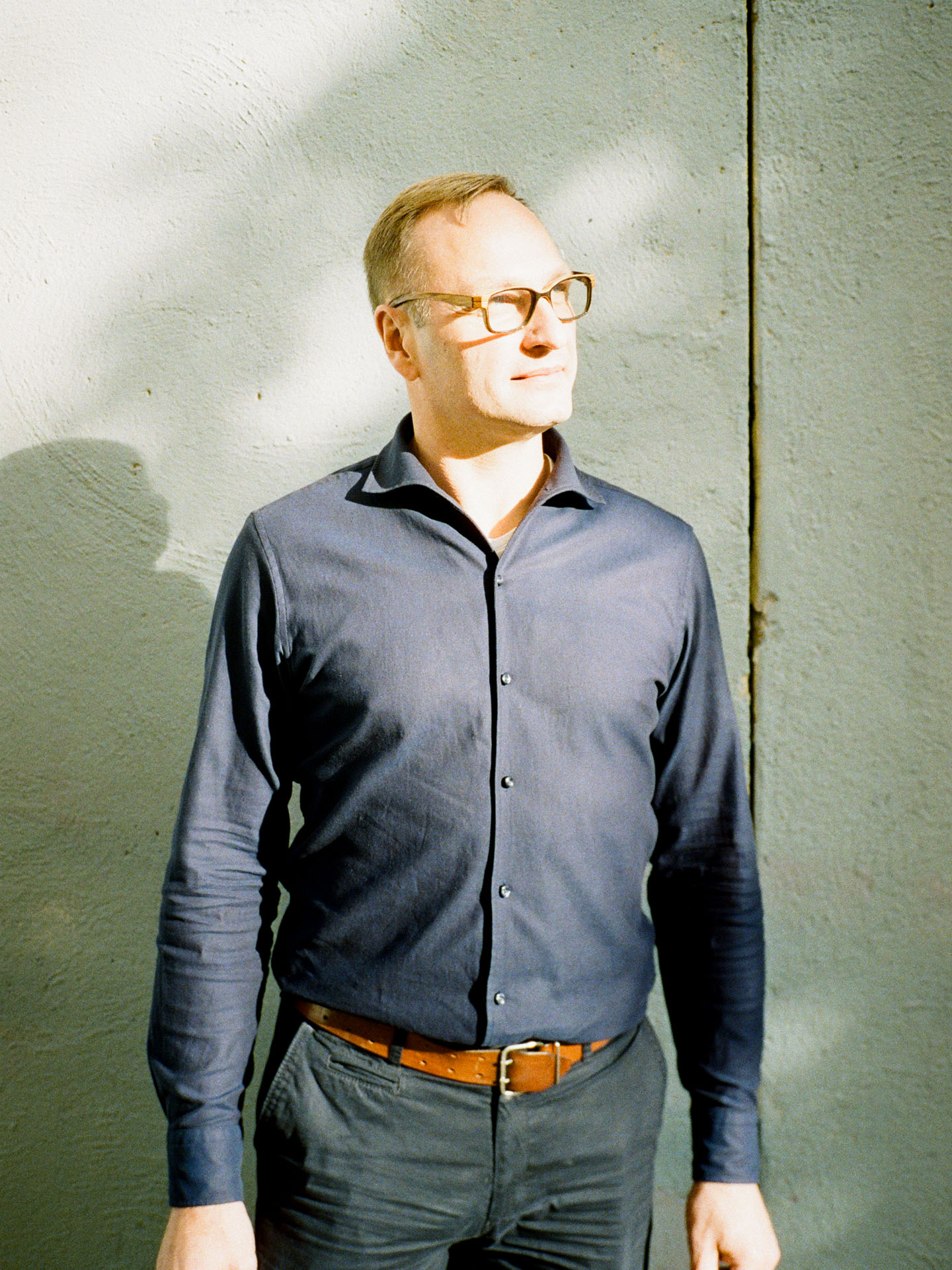 Alexander Schilling, Geschäftsführer, Fehldruck, Hemd, Blau, Brille, Wand, Portrait
