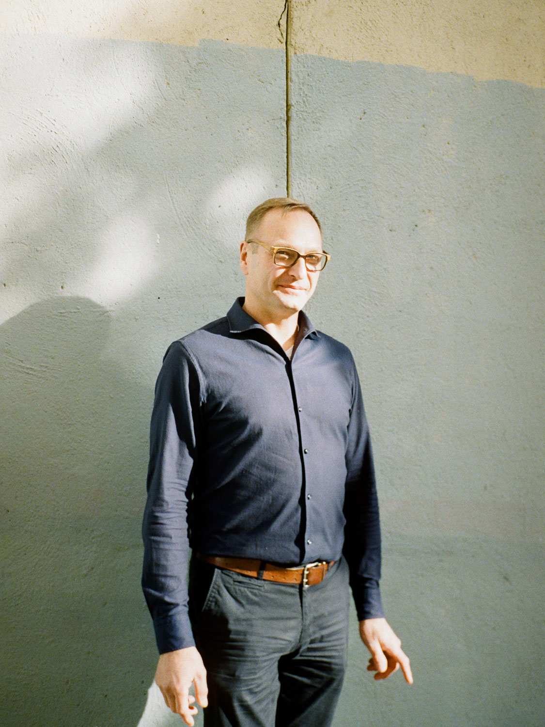 Alexander Schilling, Geschäftsführer, Fehldruck, Hemd, Blau, Brille, Wand, Portrait